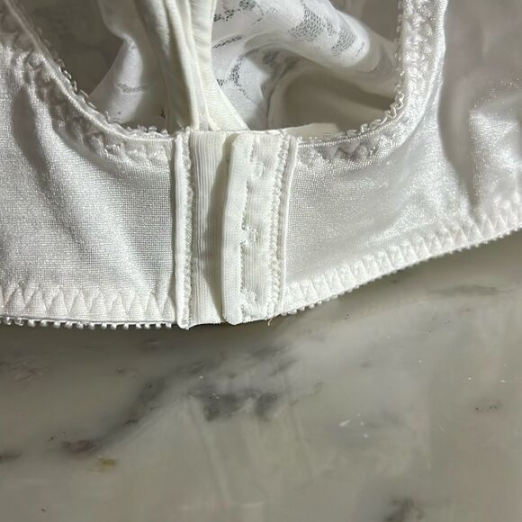 Vassarette bra white lace sheer 42D underwire floral EUC - Picture 4 of 7